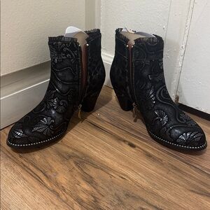 L'ATISTE Black Patterned Ankle Boots